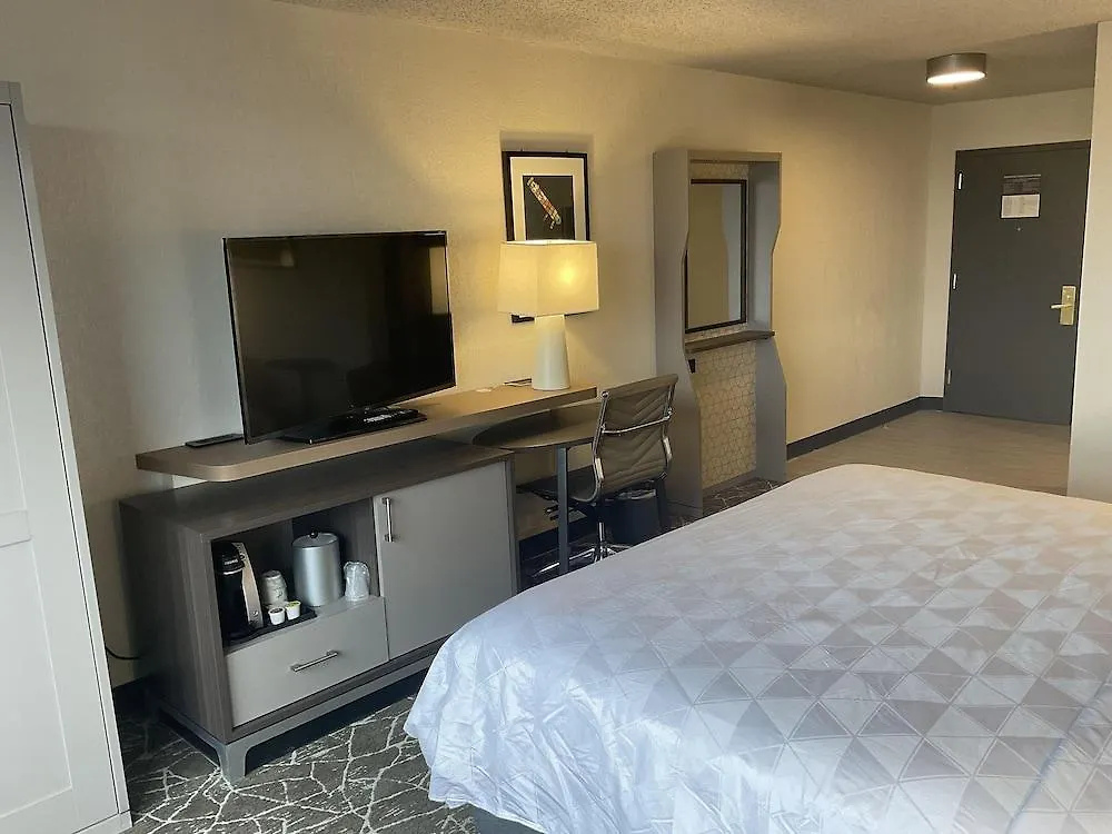Holiday Inn Newark International Airport 3*,