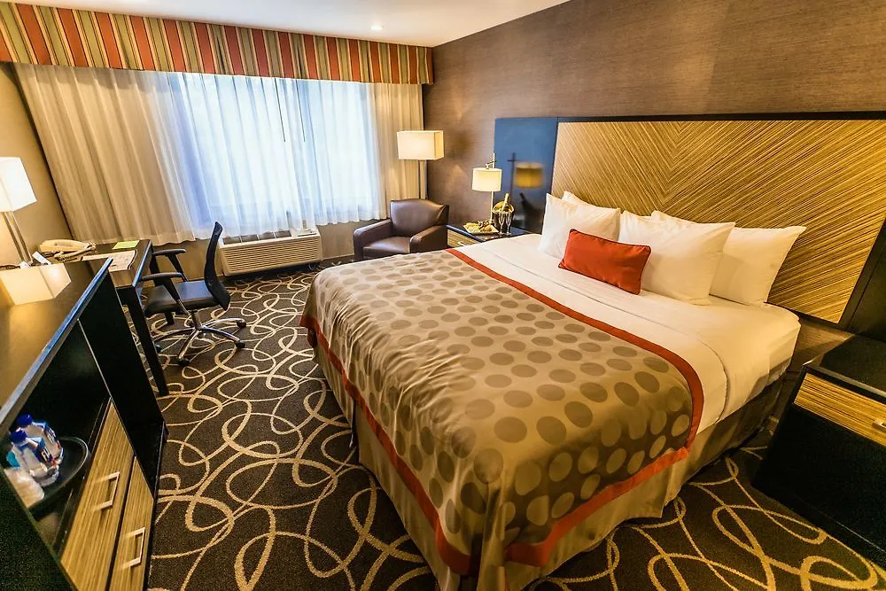 Holiday Inn Newark International Airport 3*,